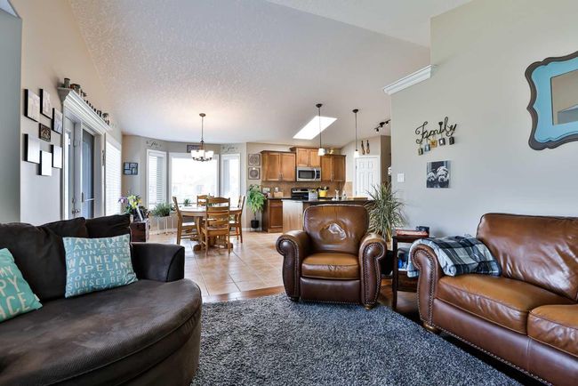29 Sixmile Road S, House other with 5 bedrooms, 3 bathrooms and 4 parking in Lethbridge AB | Image 8