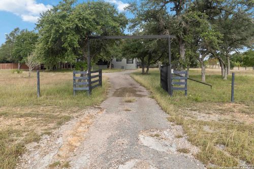 279 Ute Trl, Bandera, TX, 78003-4739 | Card Image