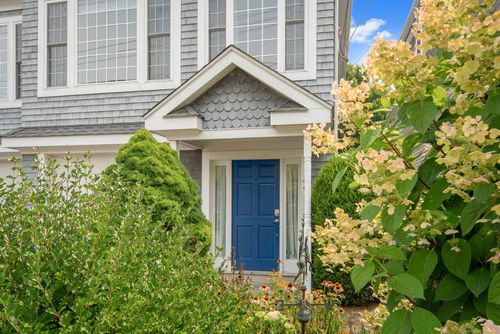 49 Thorpe St, Fairfield, CT, 06824-5724 | Card Image