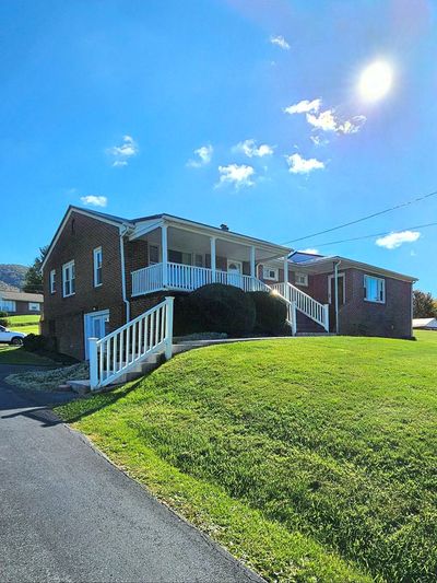 37492 Governor G C Peery Hwy, House other with 4 bedrooms, 2 bathrooms and null parking in Bluefield VA | Image 2