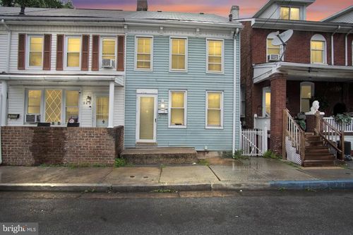951 E King St, YORK, PA, 17403-1727 | Card Image