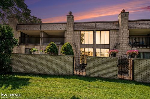 1297 Oakwood Ct, Rochester Hills, MI, 48307-2539 | Card Image