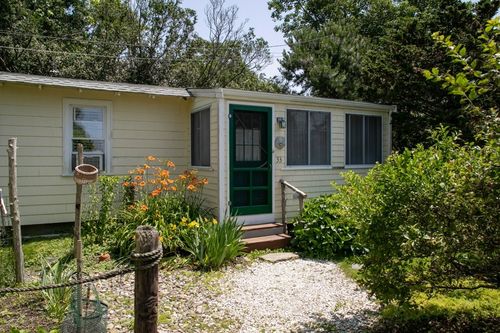 33 Warren Ave, Middletown, RI, 02842-5834 | Card Image