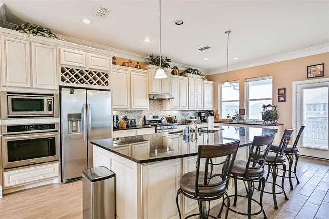 Kitchen made for holiday entertaining | Image 34