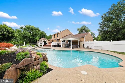 4 Castle Ct, Bordentwn Twp, NJ, 08620-9403 | Card Image