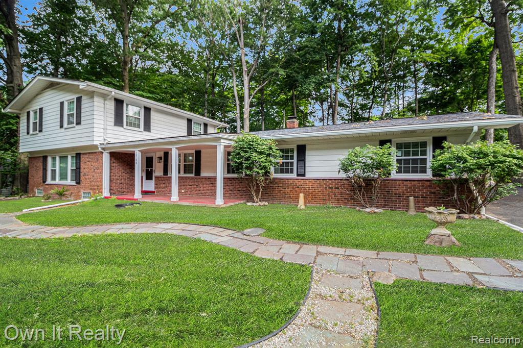 Tralee Trl, Northville, MI 48167