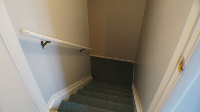 Staircase from foyer to landing | Image 20