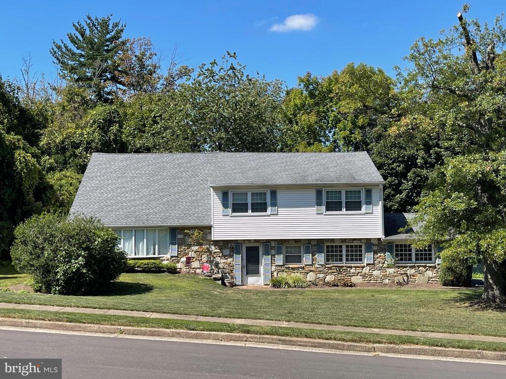 Dempsey Ln, Huntingdon Valley, PA 19006