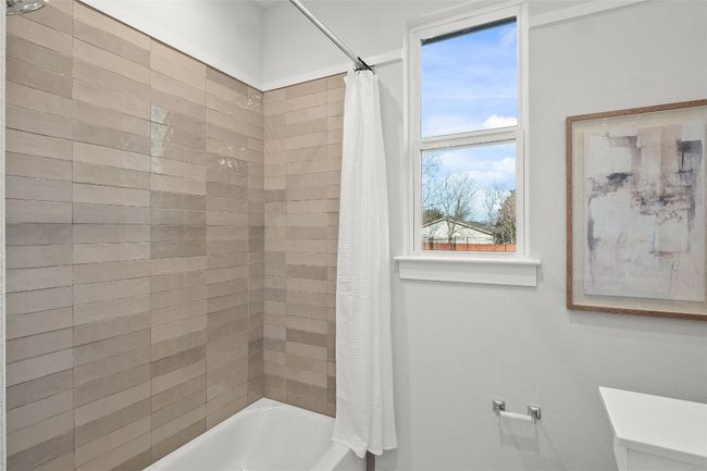 Bathroom with shower / tub combo with curtain | Image 26