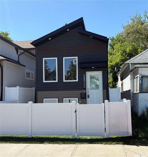 1652 Montreal St, Regina, SK, S4P1K6 | Card Image
