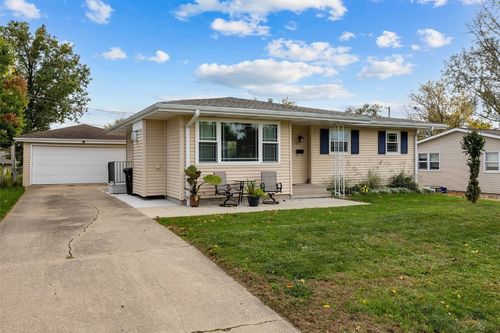 825 Westview Dr, Marion, IA, 52302-4635 | Card Image