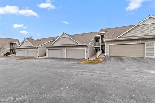 986 Oconomowoc Parkway, Oconomowoc, WI, 53066 | Card Image