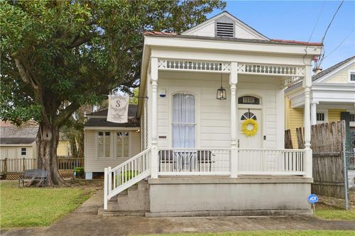 615 Perry St, Gretna, LA, 70053-2107 | Card Image