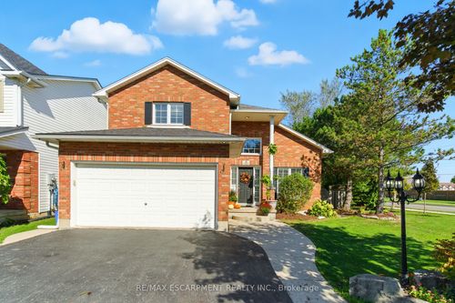 2 Caledonia Ave, Caledonia, ON, N3W2L1 | Card Image