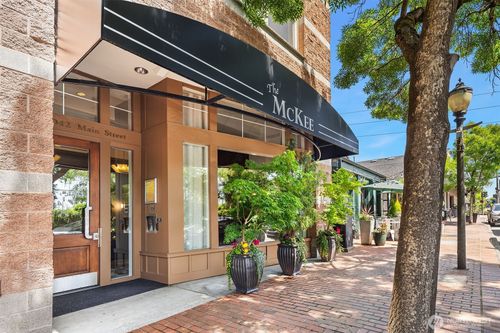 206-10042 Main St, Bellevue, WA, 98004-6027 | Card Image