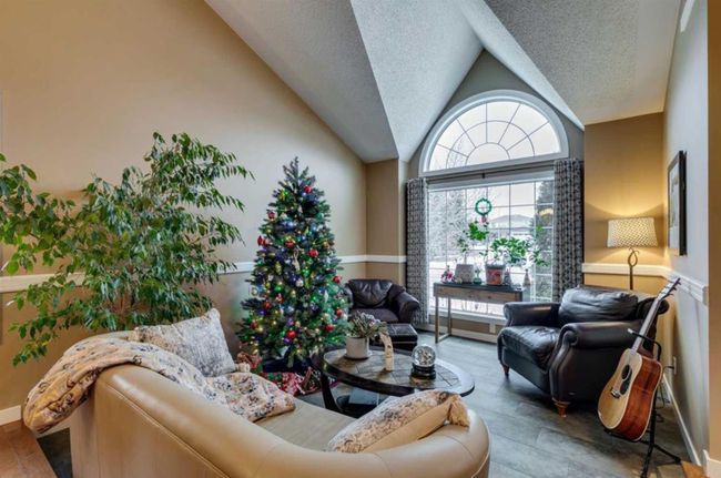 315 Hawkstone Close Nw, Home with 5 bedrooms, 3 bathrooms and 6 parking in Calgary AB | Image 7