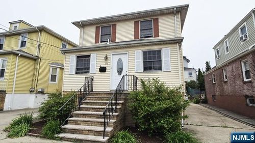 372 9th St, Fairview, NJ, 07022-1139 | Card Image