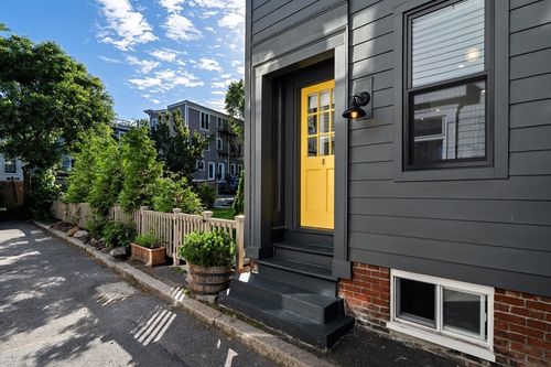 8 Bolton Pl, Boston, MA, 02129-2455 | Card Image