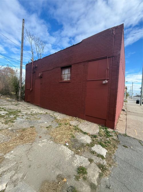 10527 E Warren Ave, Detroit, MI, 48214-1545 | Card Image