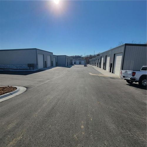 7080 Ensign Dr, Parkville, MO, 64152-8809 | Card Image