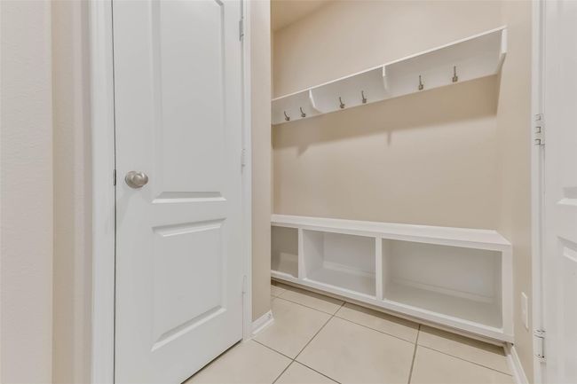 mud room off garage | Image 6