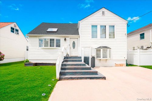 52 Martha St, Freeport, NY, 11520-6211 | Card Image