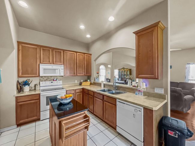 Kitchen with built-in mirowave | Image 7