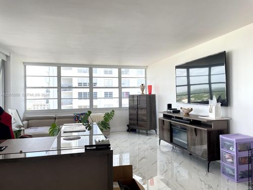 1904-1-18051 Biscayne Blvd, Aventura, FL, 33160-2585 | Card Image