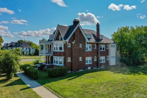 100 Chandler St, Detroit, MI, 48202-2825 | Card Image