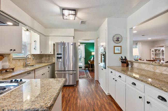 Plenty of room for multiple cooks and kids | Image 25