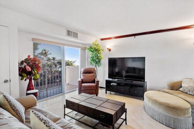 APT-402 - 4505 S Ocean Blvd, Condo with 2 bedrooms, 2 bathrooms and null parking in Highland Beach FL | Image 6