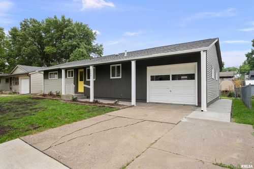 2003 Edgewood Dr, Bettendorf, IA, 52722-4334 | Card Image