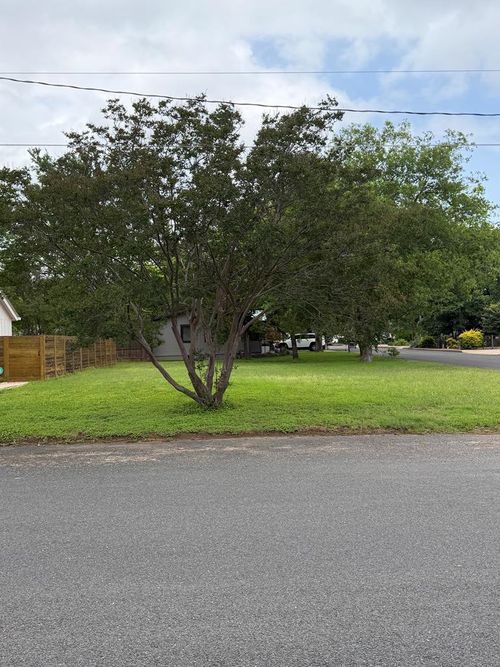 12pt-302 W Hackberry St, Fredericksburg, TX, 78624 | Card Image