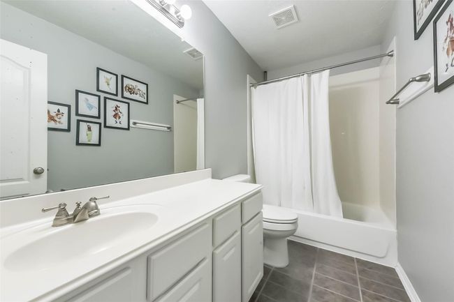 Secondary shower and bath adjacent to bedrooms. | Image 8
