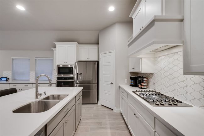 Abundant counter space | Image 8