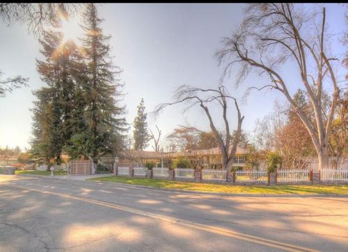 5543 N 7th St, Fresno, CA, 93710-6427 | Card Image