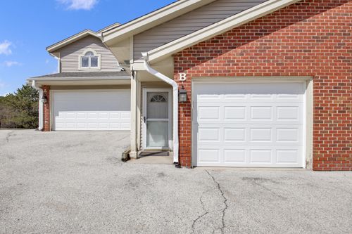 668 Westfield Way, Pewaukee, WI, 53072-6914 | Card Image