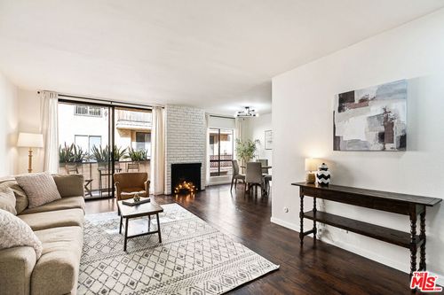 apt-442-1750 Camino Palmero St, Los Angeles, CA, 90046-2985 | Card Image