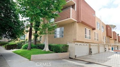 19 - Hazeltine Avenue, Condo with 3 bedrooms, 1 bathrooms and 2 parking in Van Nuys CA | Image 1