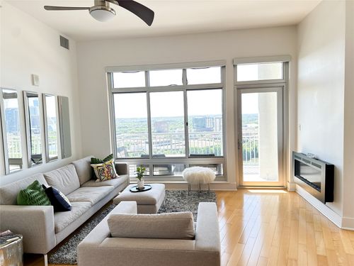 2011-603 Davis St, Austin, TX, 78701-4261 | Card Image