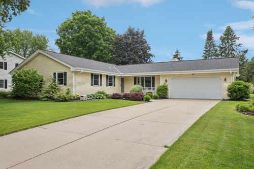 W220N2789 Maplewood Lane, PEWAUKEE, WI, 53186 | Card Image