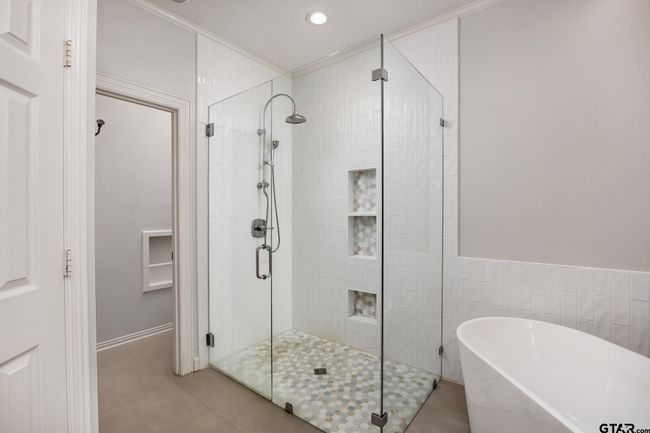 18076 Deer Trl, House other with 4 bedrooms, 5 bathrooms and null parking in Flint TX | Image 18