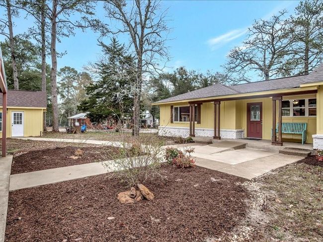 921 S Market St, House other with 3 bedrooms, 2 bathrooms and 4 parking in Grapeland TX | Image 6