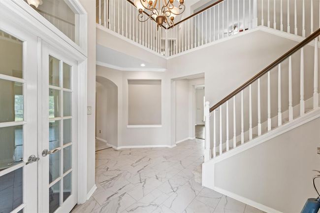 Cozy entrance to this beatiful house. | Image 4