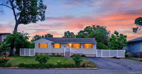 23 Anna St, Bay Shore, NY, 11706-6901 | Card Image