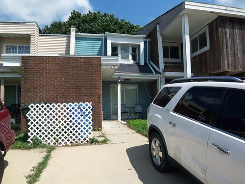 h-2020 Berkshire Cir, Carpentersville, IL, 60110-2452 | Card Image