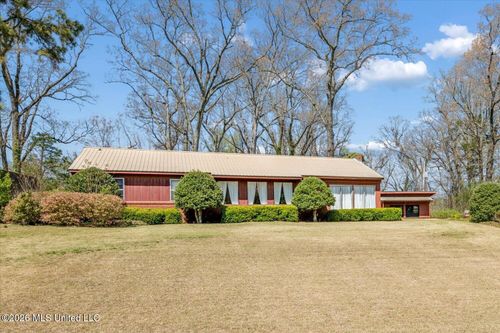 560 Woodland Hts, Holly Springs, MS, 38635-2701 | Card Image