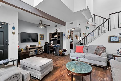 13-6323 Reseda, Tarzana, CA, 91335 | Card Image