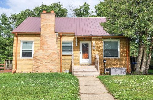 200 S Wayne St, Manchester, IA, 52057-2244 | Card Image