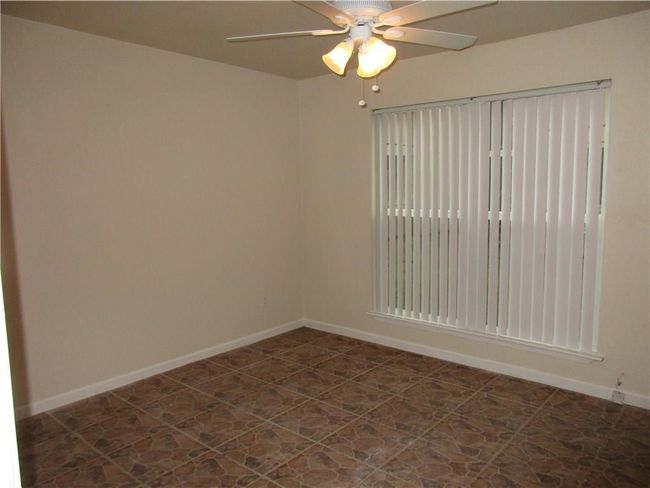 Empty room with ceiling fan | Image 10